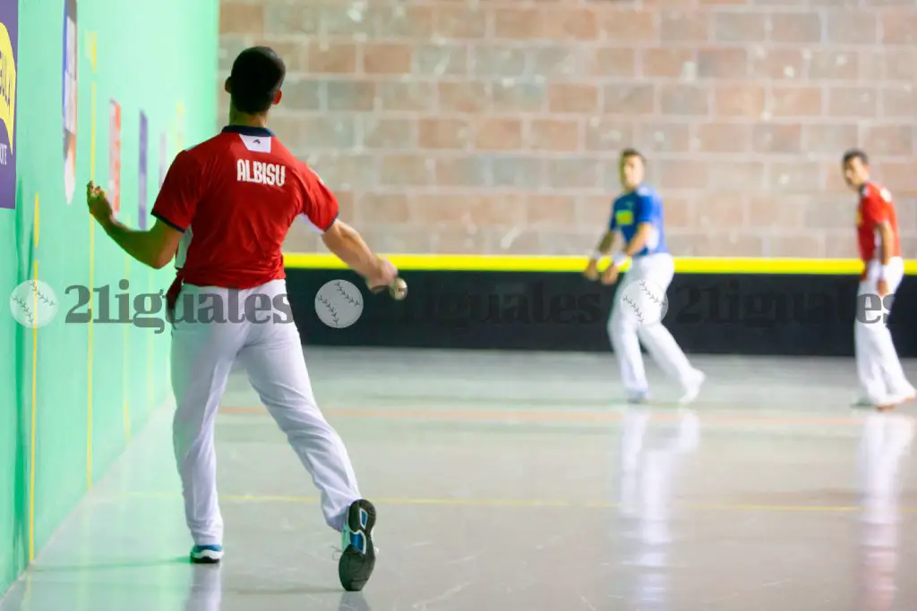 Albisu golpea la pelota desde la zaga en Buñuel