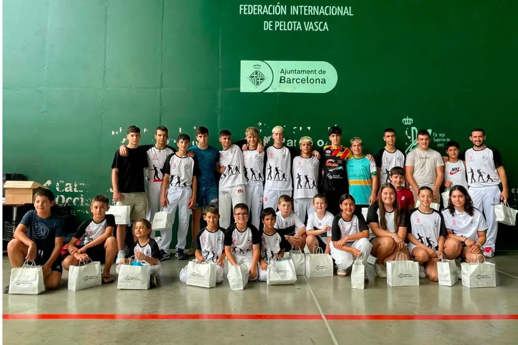 Barcelona se llena de pelota a mano gracias al Interescuelas