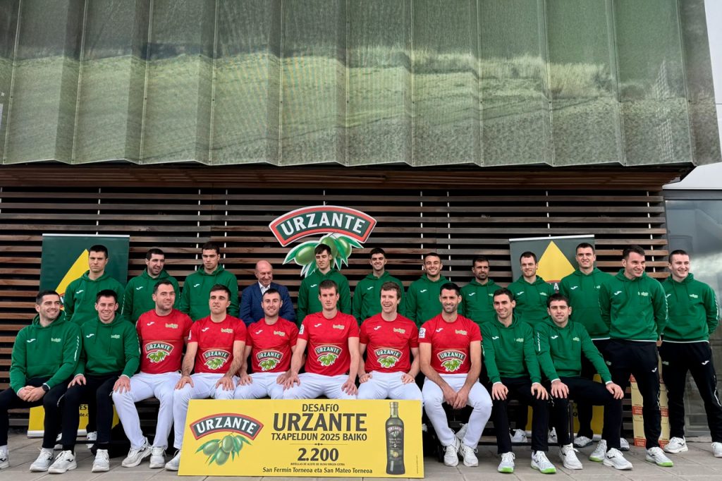 Urdante entrega el aceite de San Fermín y San Mateo a Baiko Pilota